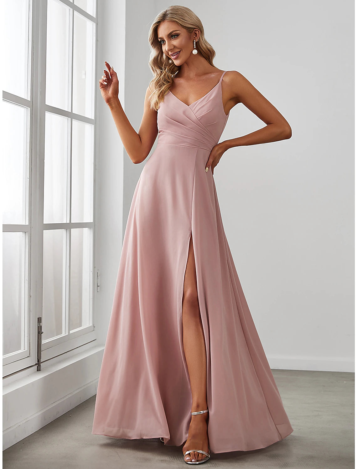 Abito da damigella d'onore a trapezio, scollo a V, senza maniche, elegante, lunghezza al pavimento, in chiffon con drappeggio / tinta unita